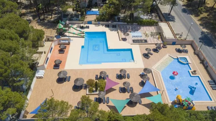 Camping 3 étoiles avec espace aquatique vers Bandol, Le Castellet, Camping Les Grands Pins